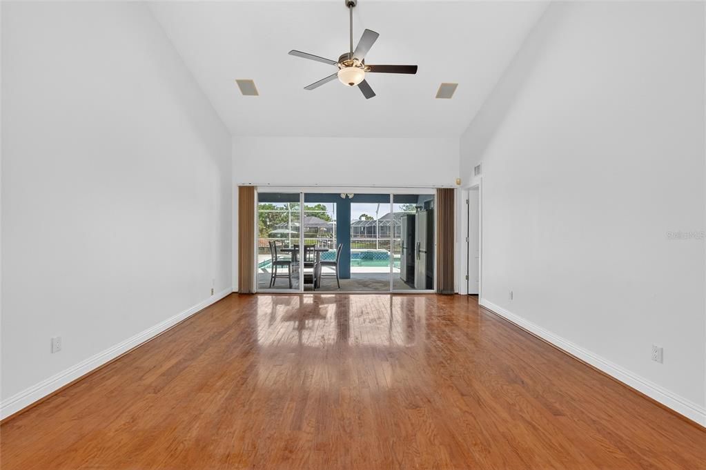 Activo con contrato: $779,000 (4 camas, 2 baños, 2654 Pies cuadrados)