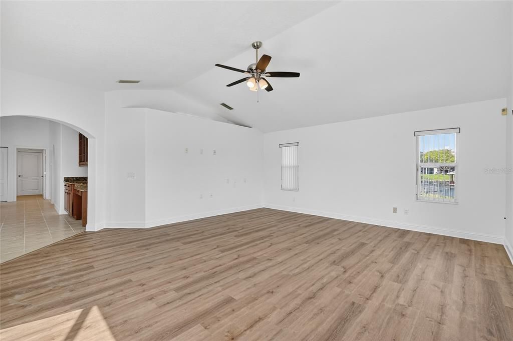 Activo con contrato: $779,000 (4 camas, 2 baños, 2654 Pies cuadrados)