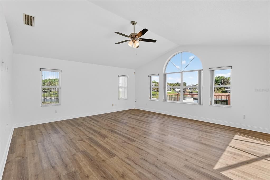 Activo con contrato: $779,000 (4 camas, 2 baños, 2654 Pies cuadrados)