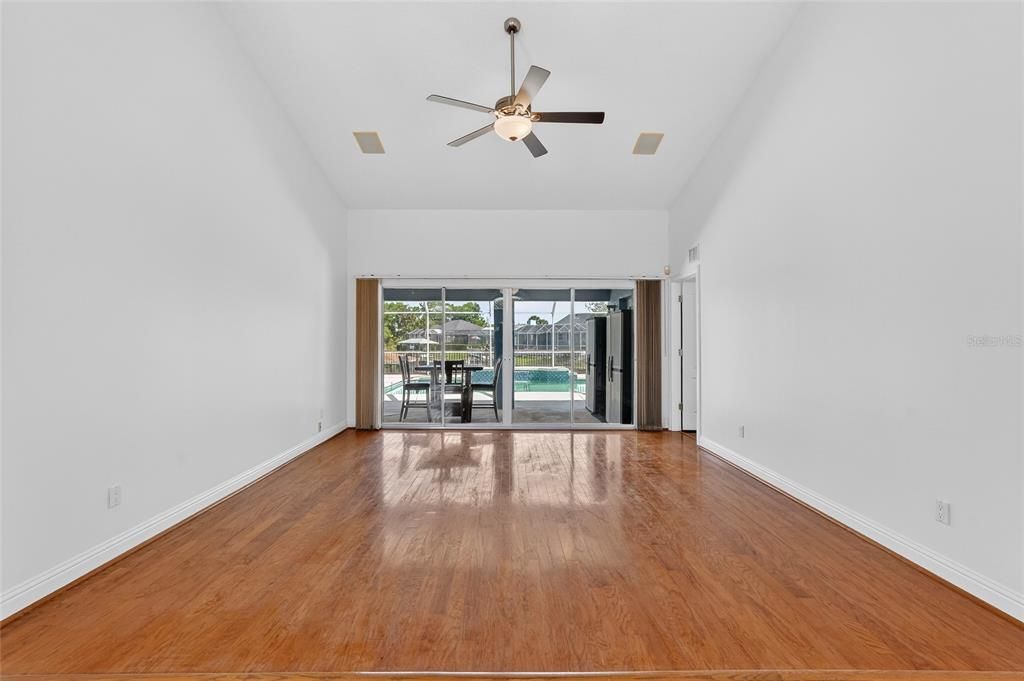 Activo con contrato: $779,000 (4 camas, 2 baños, 2654 Pies cuadrados)