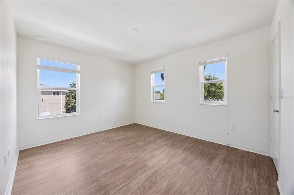 En Venta: $459,900 (5 camas, 3 baños, 3130 Pies cuadrados)