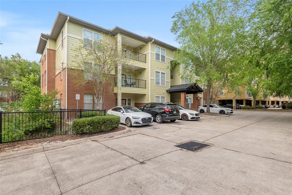 Activo con contrato: $437,900 (3 camas, 3 baños, 1354 Pies cuadrados)