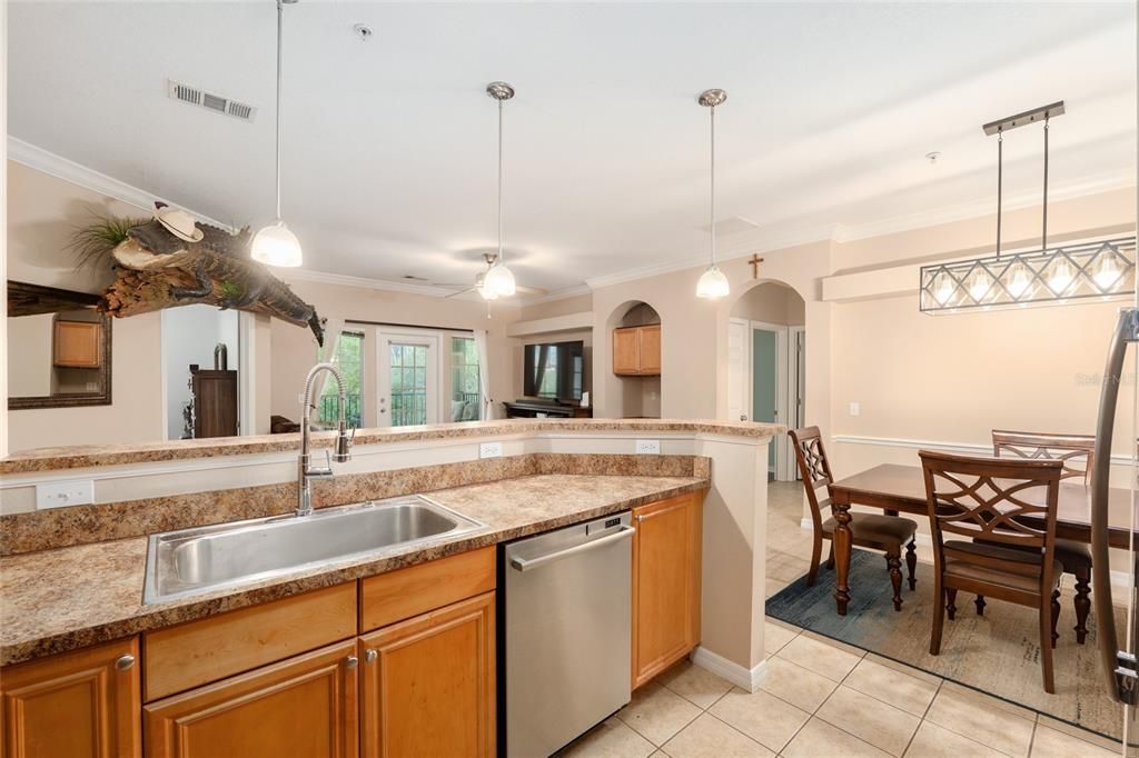 Activo con contrato: $437,900 (3 camas, 3 baños, 1354 Pies cuadrados)