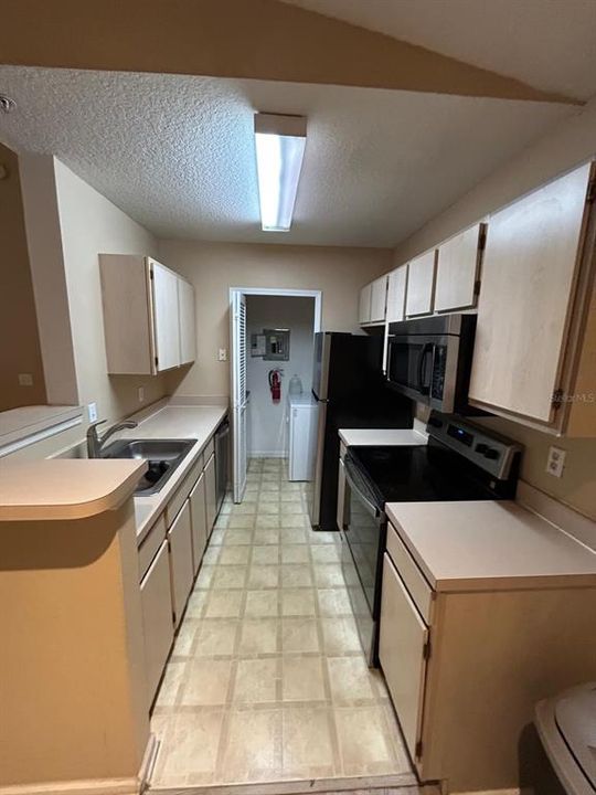 Active With Contract: $159,900 (2 beds, 2 baths, 1042 Square Feet)