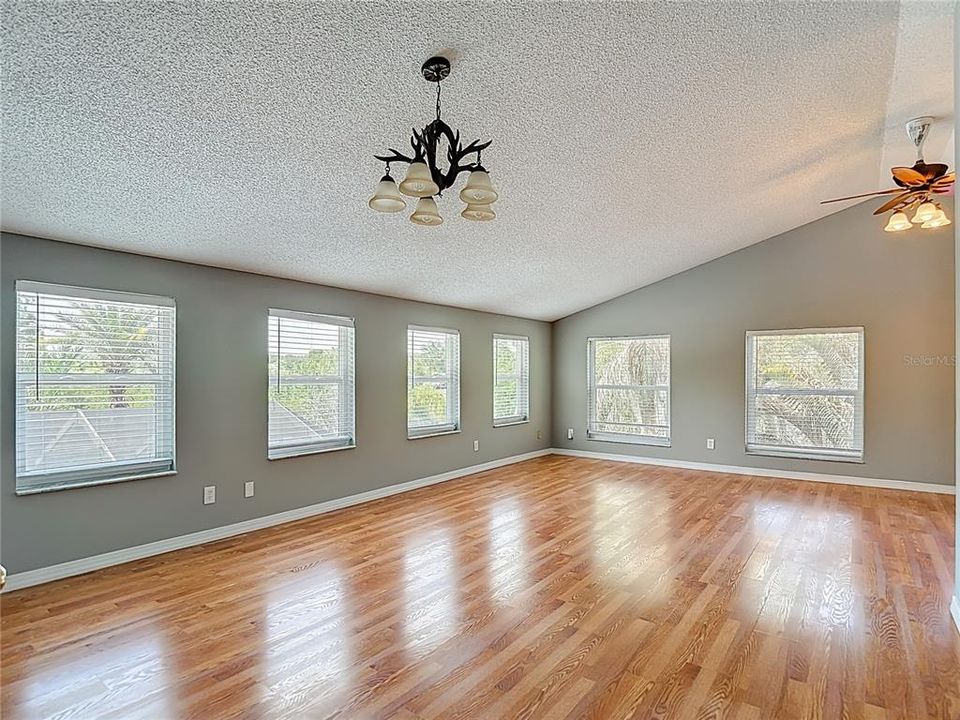 Activo con contrato: $459,900 (3 camas, 2 baños, 1840 Pies cuadrados)