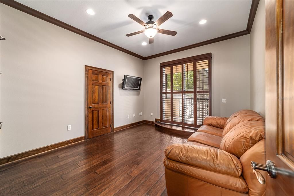 На продажу: $1,082,768 (6 спален, 4 ванн, 3936 Квадратных фут)