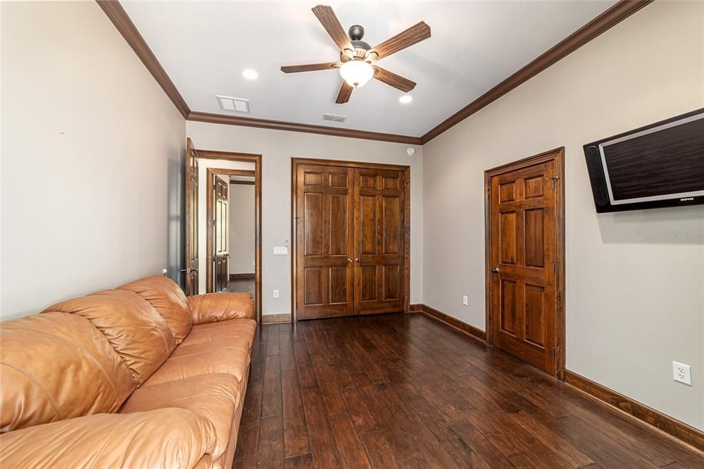 На продажу: $1,082,768 (6 спален, 4 ванн, 3936 Квадратных фут)