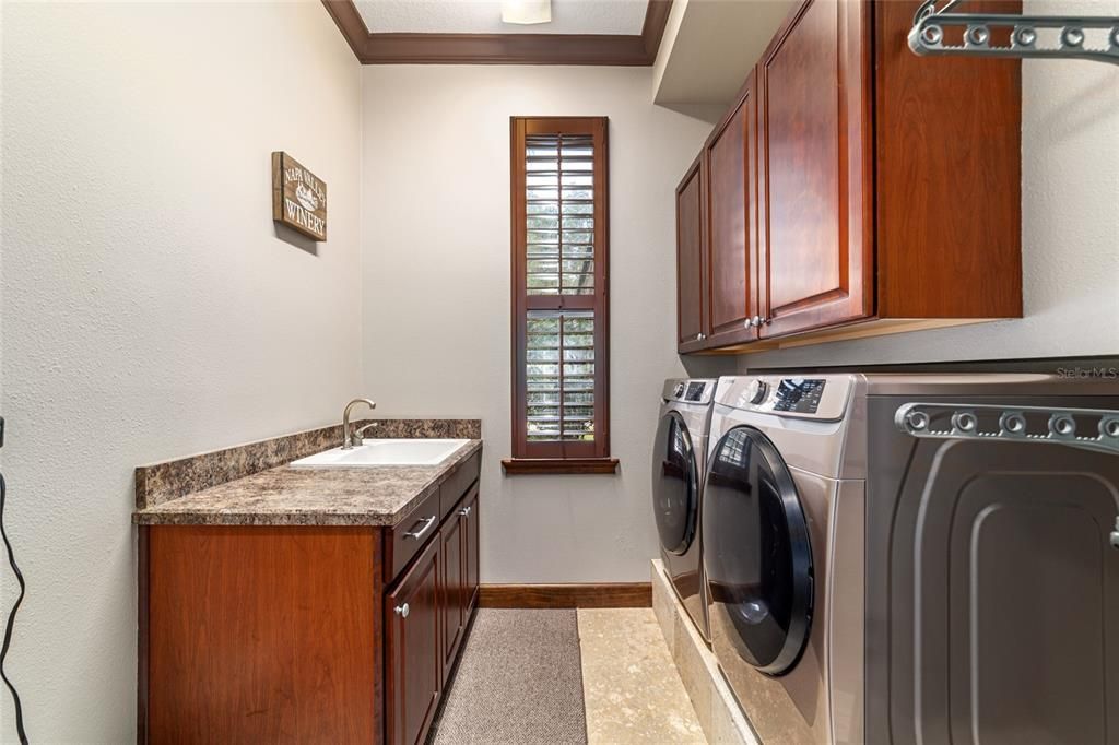 На продажу: $1,082,768 (6 спален, 4 ванн, 3936 Квадратных фут)