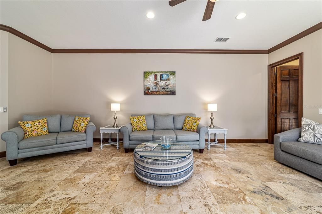 На продажу: $1,082,768 (6 спален, 4 ванн, 3936 Квадратных фут)