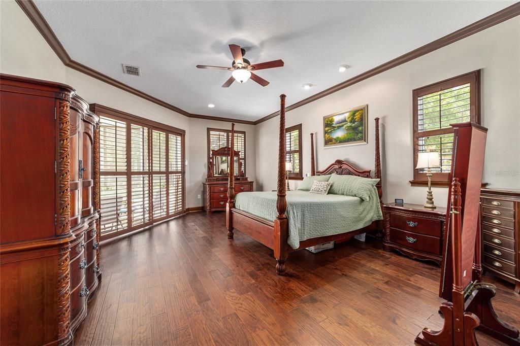 На продажу: $1,082,768 (6 спален, 4 ванн, 3936 Квадратных фут)