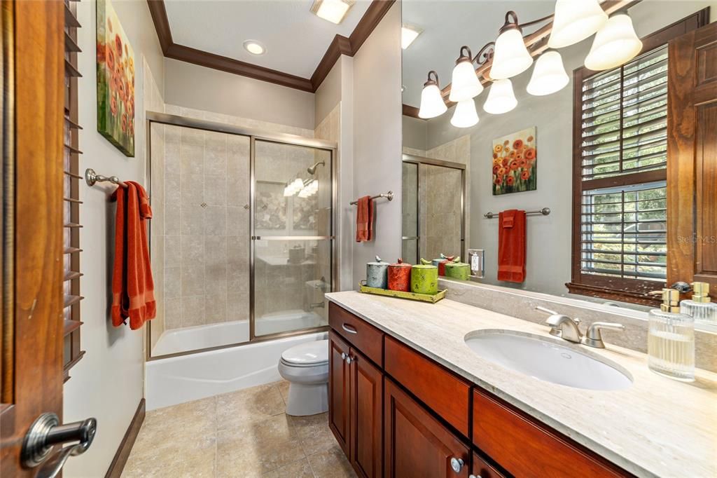 На продажу: $1,082,768 (6 спален, 4 ванн, 3936 Квадратных фут)