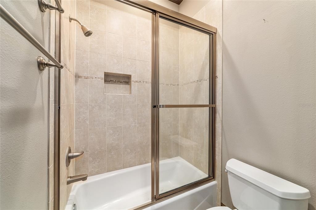 На продажу: $1,082,768 (6 спален, 4 ванн, 3936 Квадратных фут)