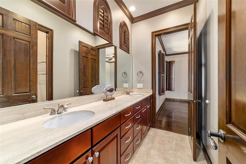 На продажу: $1,082,768 (6 спален, 4 ванн, 3936 Квадратных фут)