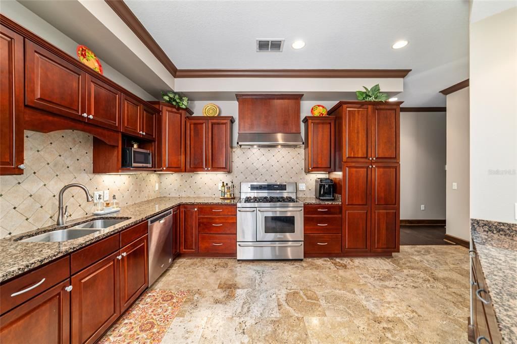 На продажу: $1,082,768 (6 спален, 4 ванн, 3936 Квадратных фут)