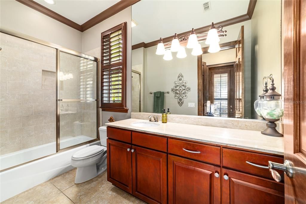 На продажу: $1,082,768 (6 спален, 4 ванн, 3936 Квадратных фут)