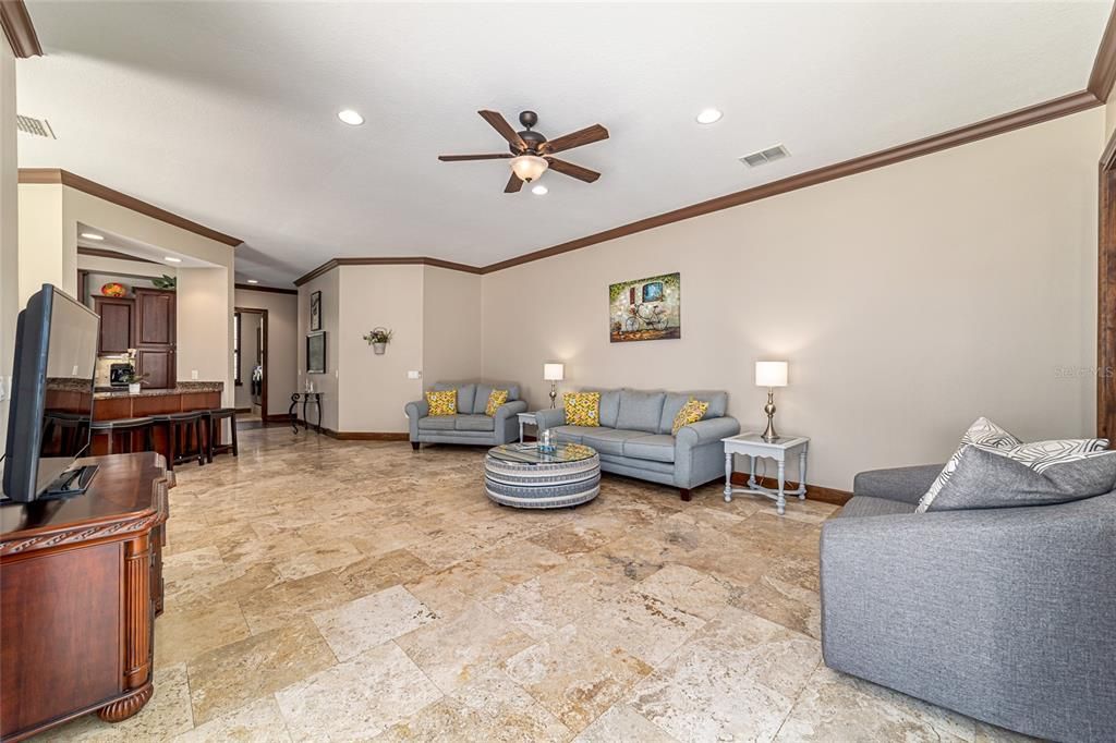 На продажу: $1,082,768 (6 спален, 4 ванн, 3936 Квадратных фут)