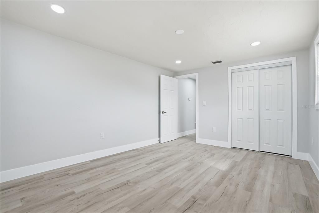 Activo con contrato: $329,000 (4 camas, 2 baños, 1561 Pies cuadrados)