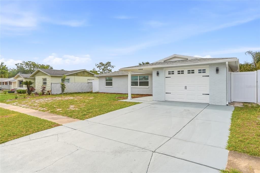 Activo con contrato: $329,000 (4 camas, 2 baños, 1561 Pies cuadrados)