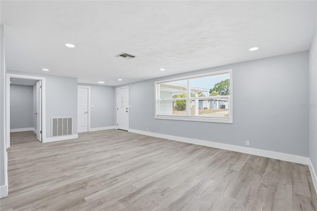 Activo con contrato: $329,000 (4 camas, 2 baños, 1561 Pies cuadrados)