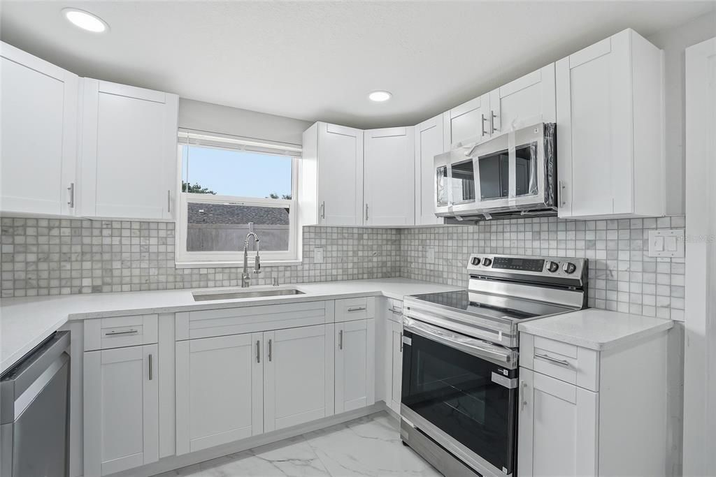 Activo con contrato: $329,000 (4 camas, 2 baños, 1561 Pies cuadrados)