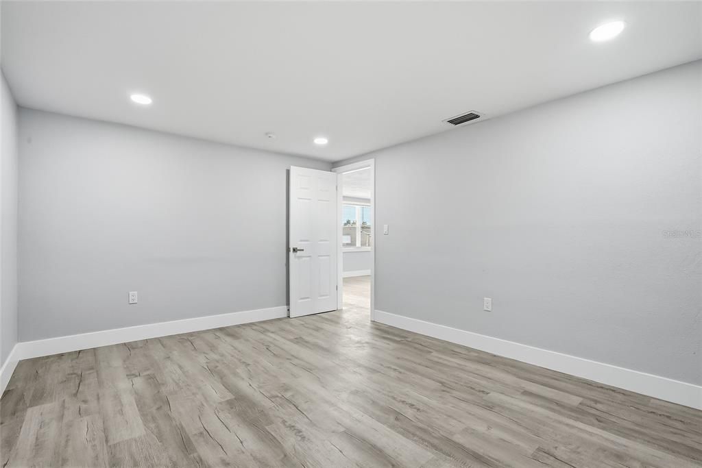 Activo con contrato: $329,000 (4 camas, 2 baños, 1561 Pies cuadrados)