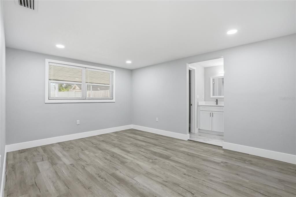 Activo con contrato: $329,000 (4 camas, 2 baños, 1561 Pies cuadrados)