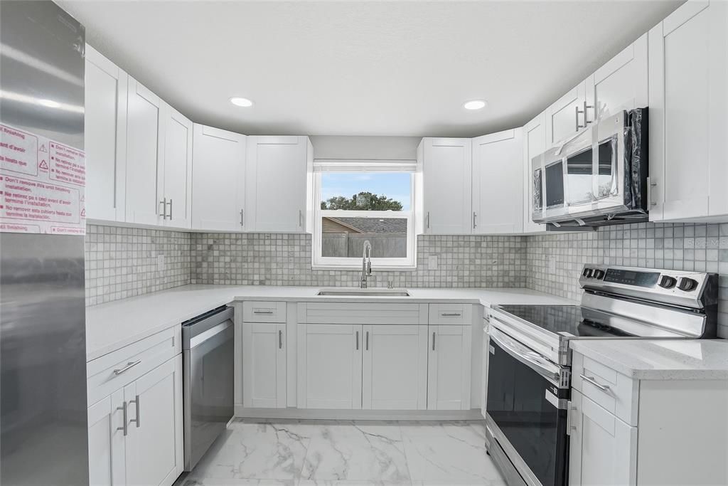 Activo con contrato: $329,000 (4 camas, 2 baños, 1561 Pies cuadrados)
