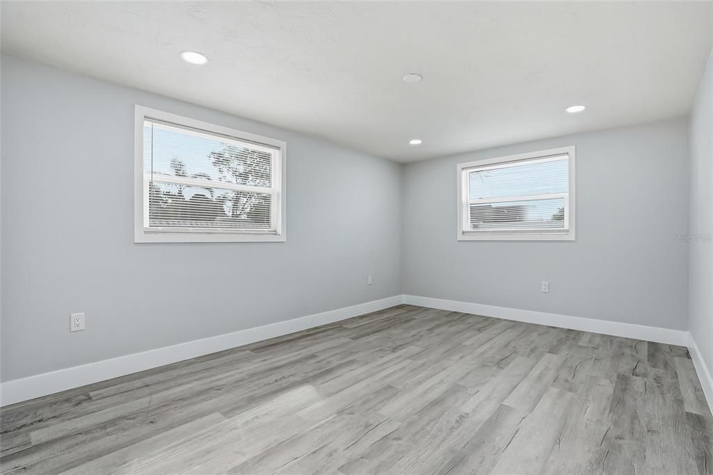 Activo con contrato: $329,000 (4 camas, 2 baños, 1561 Pies cuadrados)