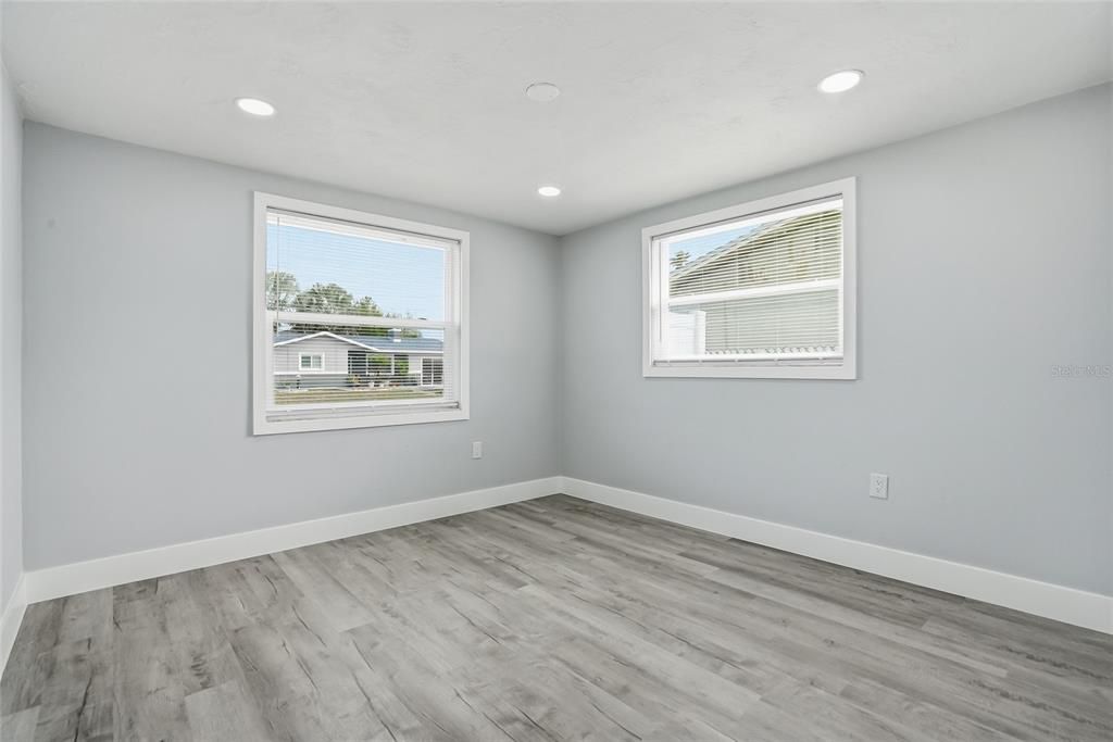 Activo con contrato: $329,000 (4 camas, 2 baños, 1561 Pies cuadrados)