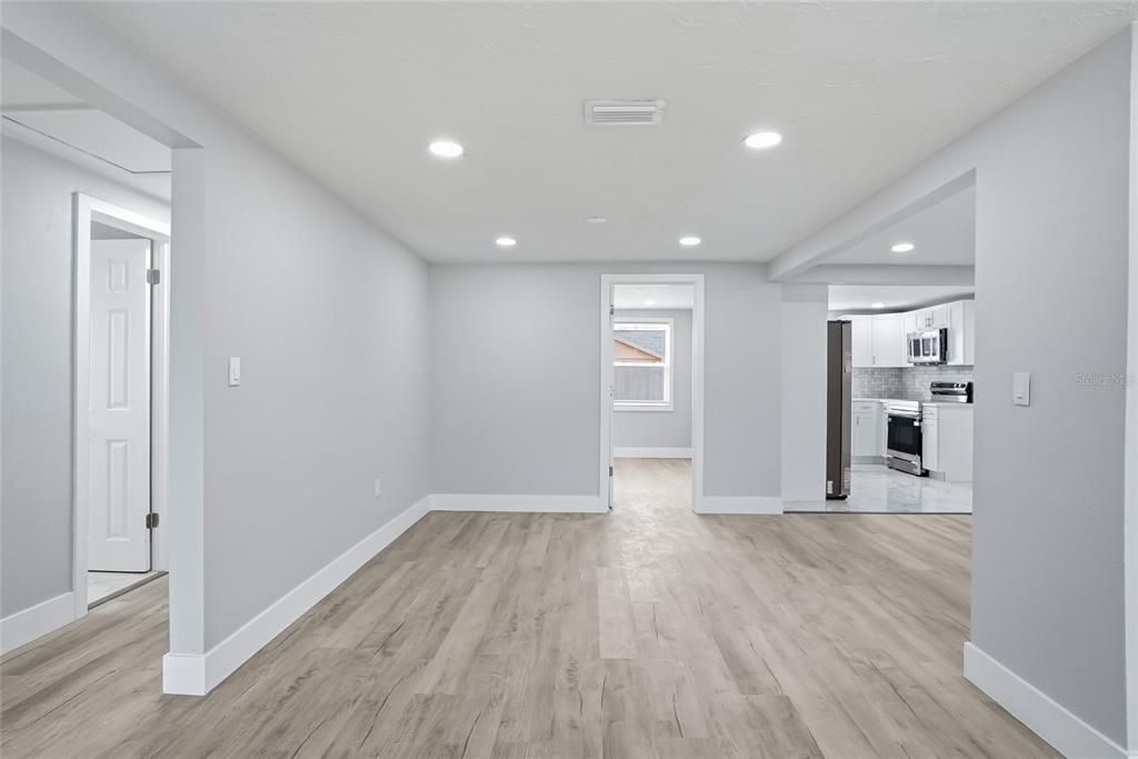 Activo con contrato: $329,000 (4 camas, 2 baños, 1561 Pies cuadrados)
