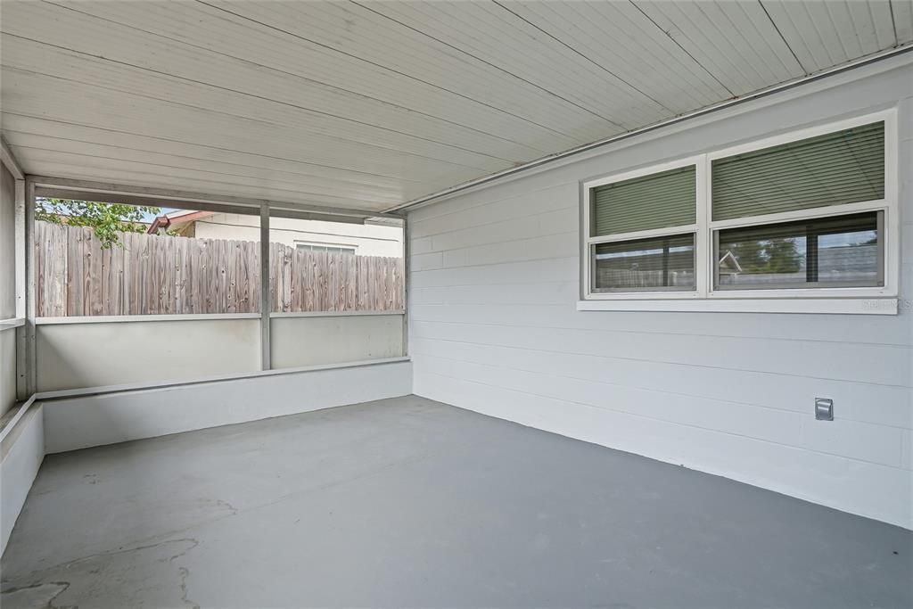 Activo con contrato: $329,000 (4 camas, 2 baños, 1561 Pies cuadrados)