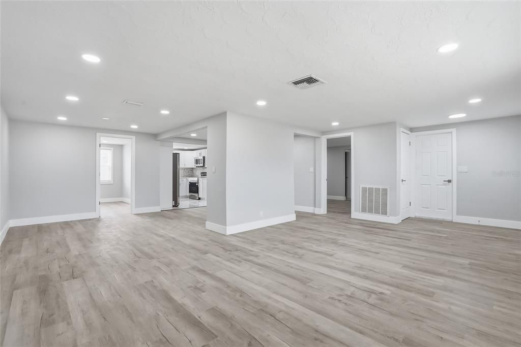 Activo con contrato: $329,000 (4 camas, 2 baños, 1561 Pies cuadrados)