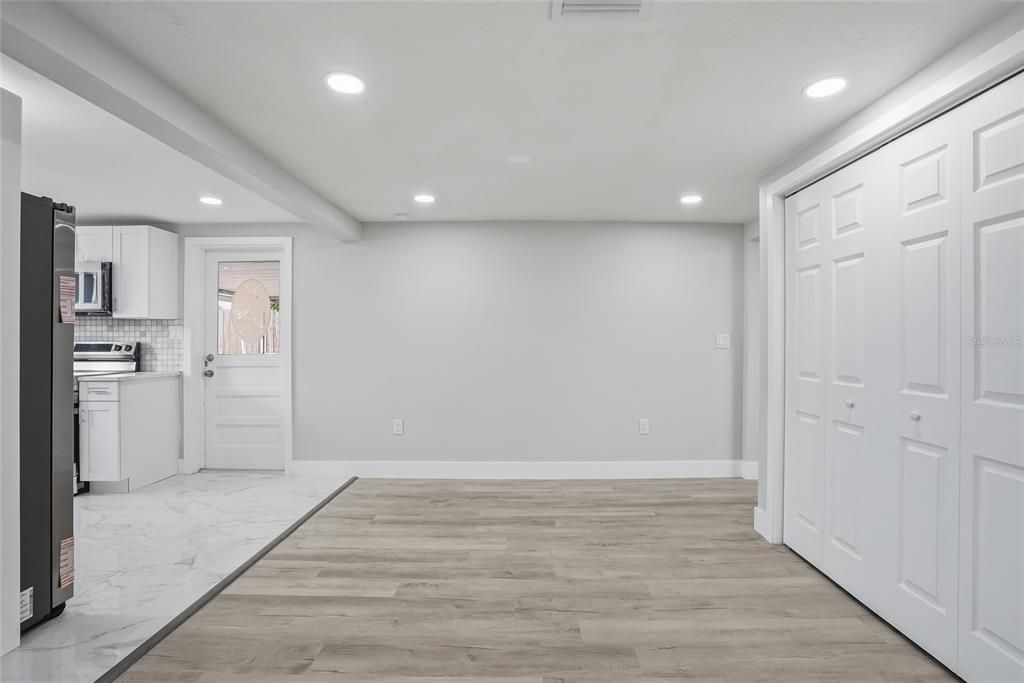 Activo con contrato: $329,000 (4 camas, 2 baños, 1561 Pies cuadrados)