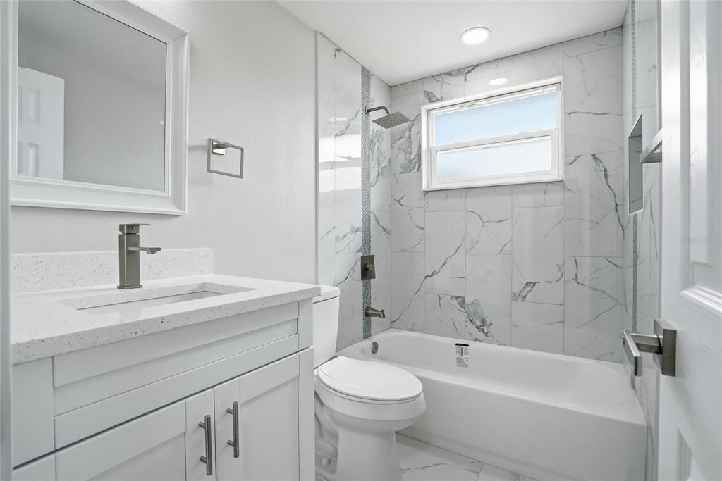 Activo con contrato: $329,000 (4 camas, 2 baños, 1561 Pies cuadrados)