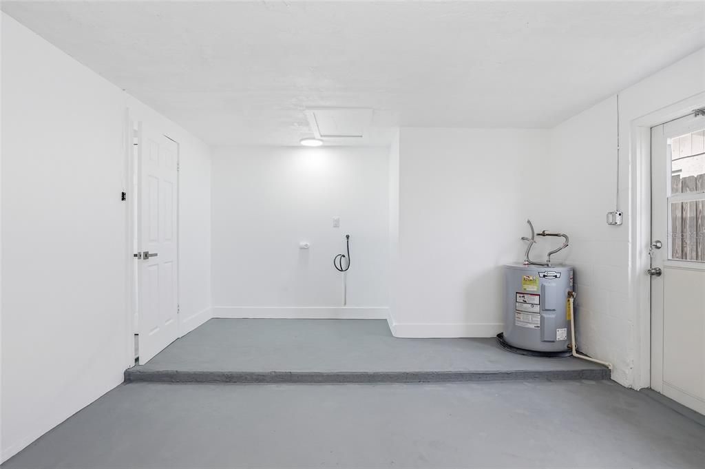Activo con contrato: $329,000 (4 camas, 2 baños, 1561 Pies cuadrados)