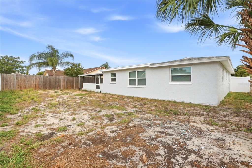 Activo con contrato: $329,000 (4 camas, 2 baños, 1561 Pies cuadrados)