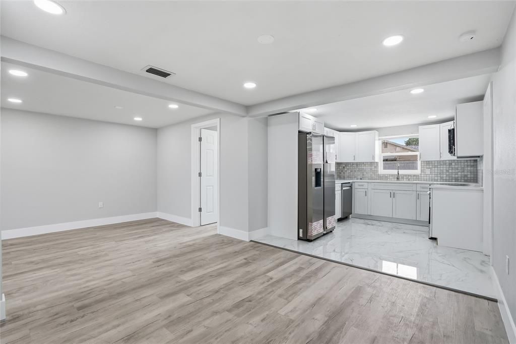 Activo con contrato: $329,000 (4 camas, 2 baños, 1561 Pies cuadrados)