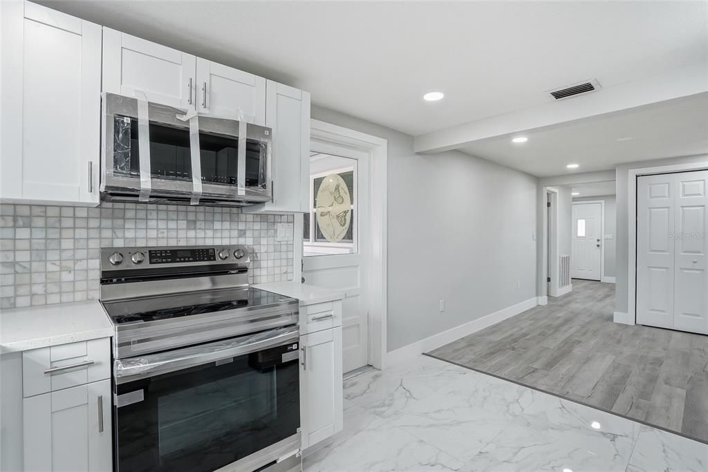 Activo con contrato: $329,000 (4 camas, 2 baños, 1561 Pies cuadrados)