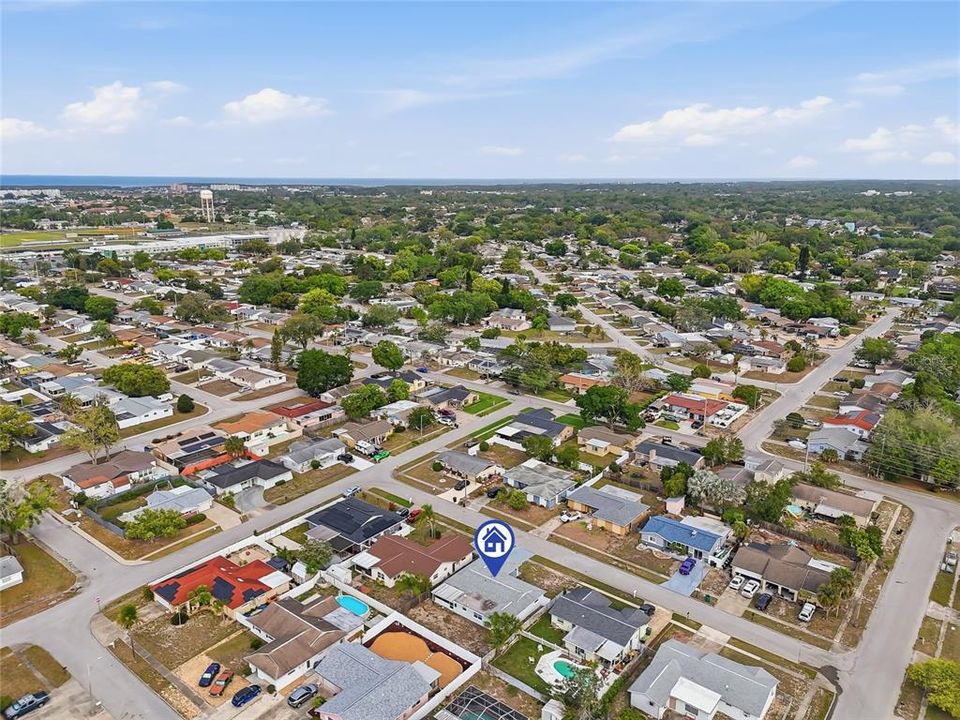 Activo con contrato: $329,000 (4 camas, 2 baños, 1561 Pies cuadrados)