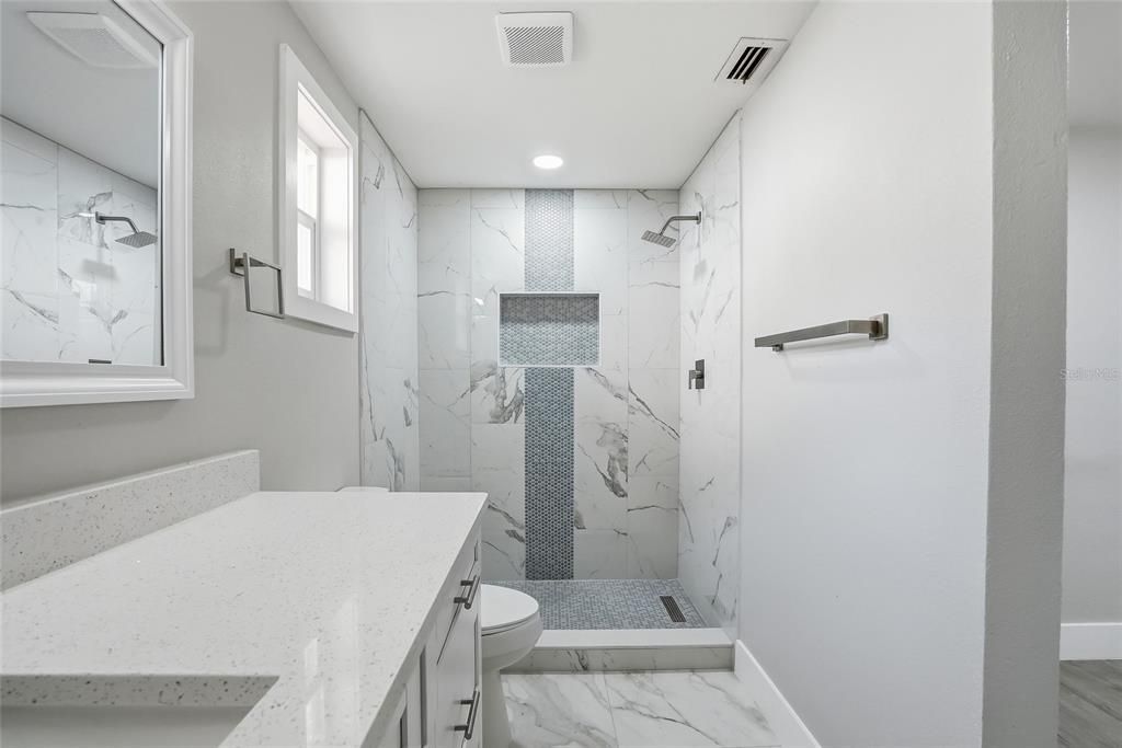 Activo con contrato: $329,000 (4 camas, 2 baños, 1561 Pies cuadrados)