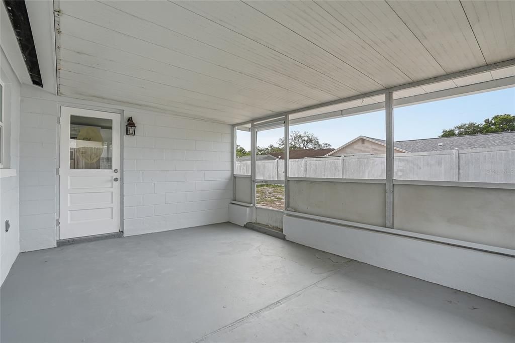 Activo con contrato: $329,000 (4 camas, 2 baños, 1561 Pies cuadrados)