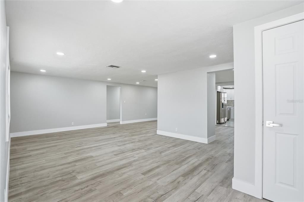 Activo con contrato: $329,000 (4 camas, 2 baños, 1561 Pies cuadrados)