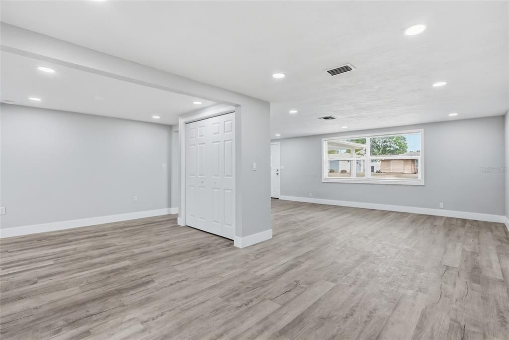 Activo con contrato: $329,000 (4 camas, 2 baños, 1561 Pies cuadrados)