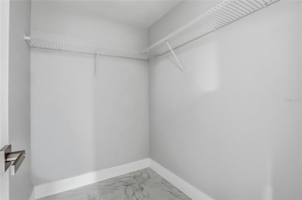 Activo con contrato: $329,000 (4 camas, 2 baños, 1561 Pies cuadrados)