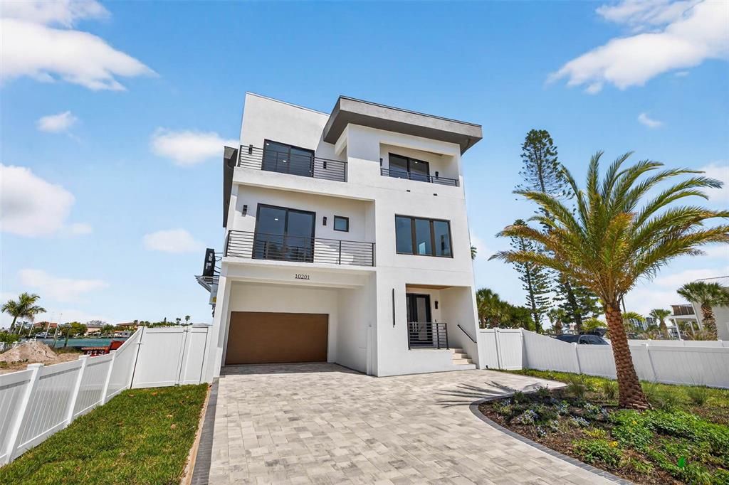 Active With Contract: $3,995,000 (5 beds, 4 baths, 4233 Square Feet)