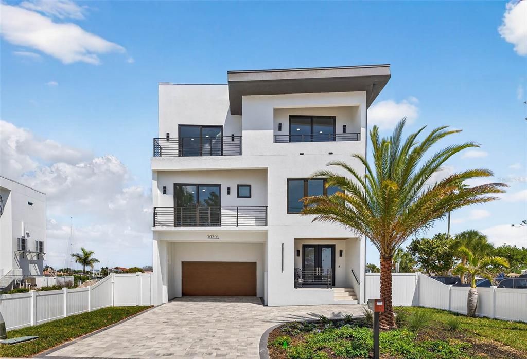 Active With Contract: $3,995,000 (5 beds, 4 baths, 4233 Square Feet)