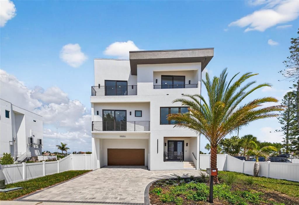 Active With Contract: $3,995,000 (5 beds, 4 baths, 4233 Square Feet)