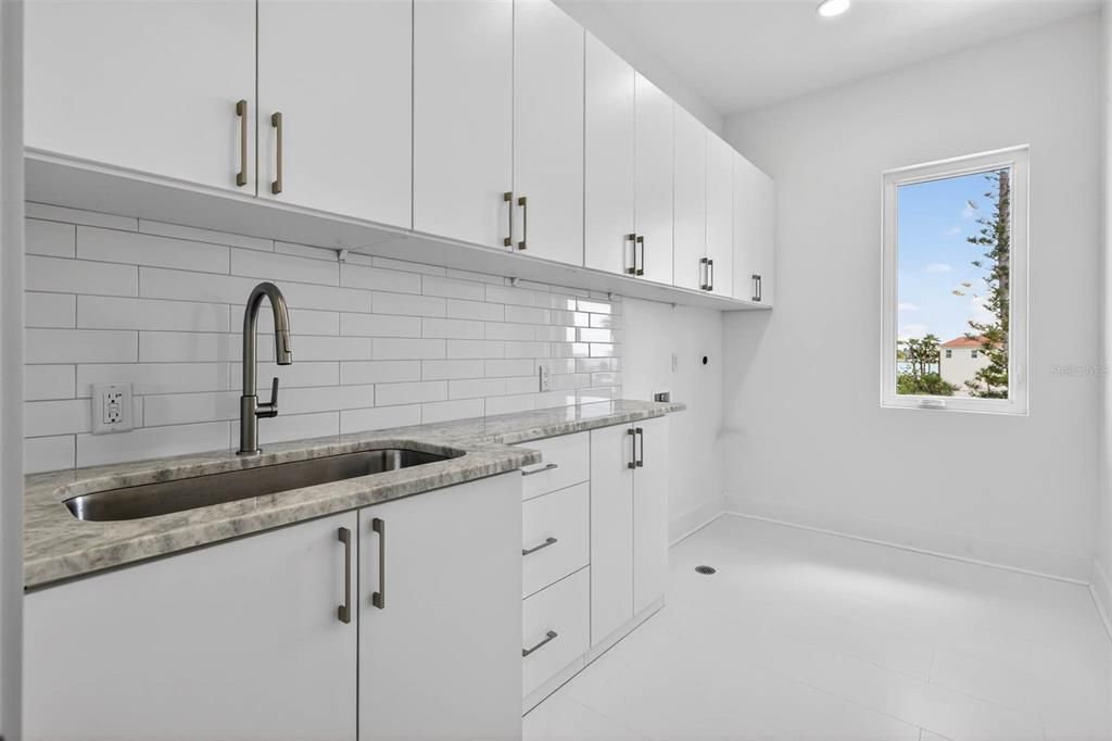 Active With Contract: $3,995,000 (5 beds, 4 baths, 4233 Square Feet)