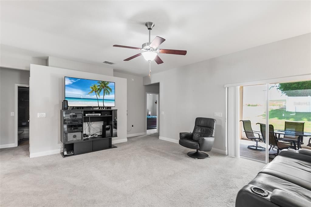 Activo con contrato: $374,999 (4 camas, 3 baños, 2106 Pies cuadrados)