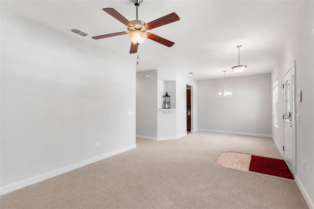 Activo con contrato: $374,999 (4 camas, 3 baños, 2106 Pies cuadrados)